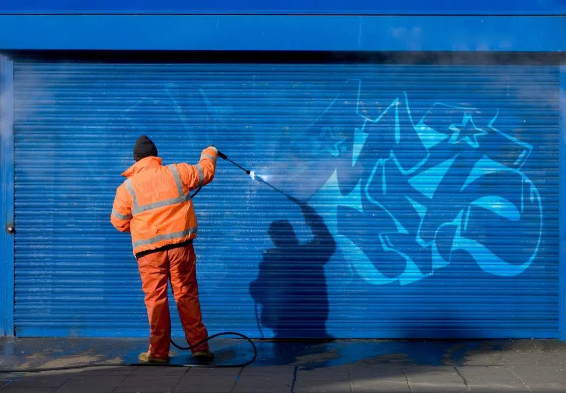 Comment nettoyer un graffiti sur un mur ?