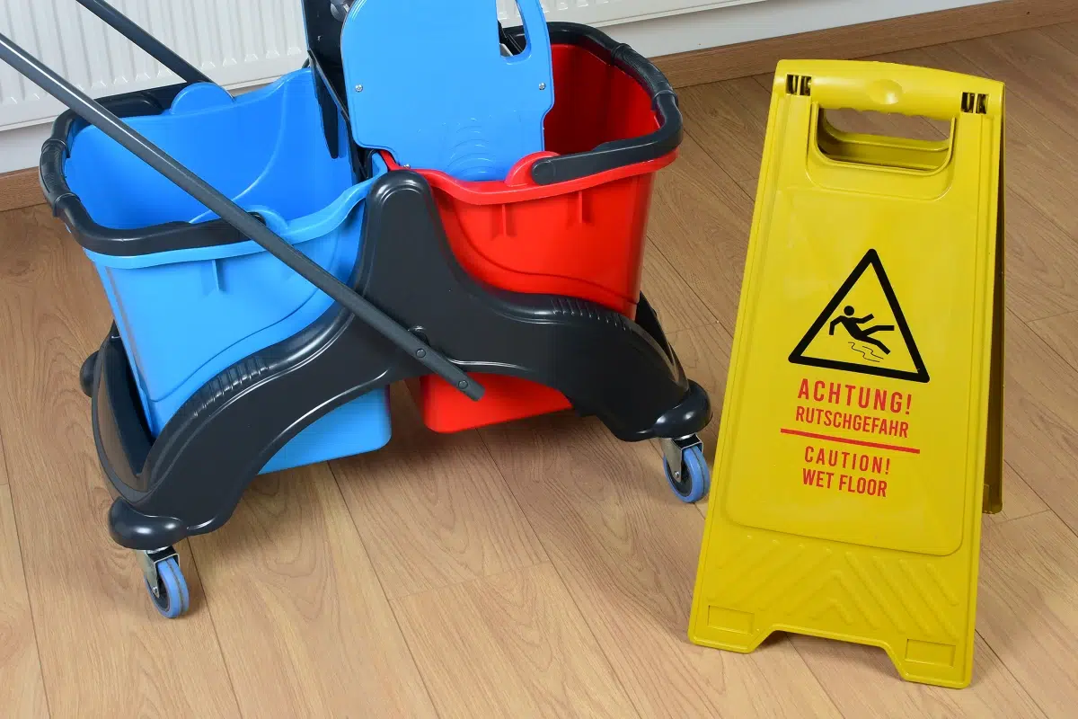 Ingrédients naturels pour nettoyer sol PVC : bicarbonate de soude, vinaigre blanc, savon noir