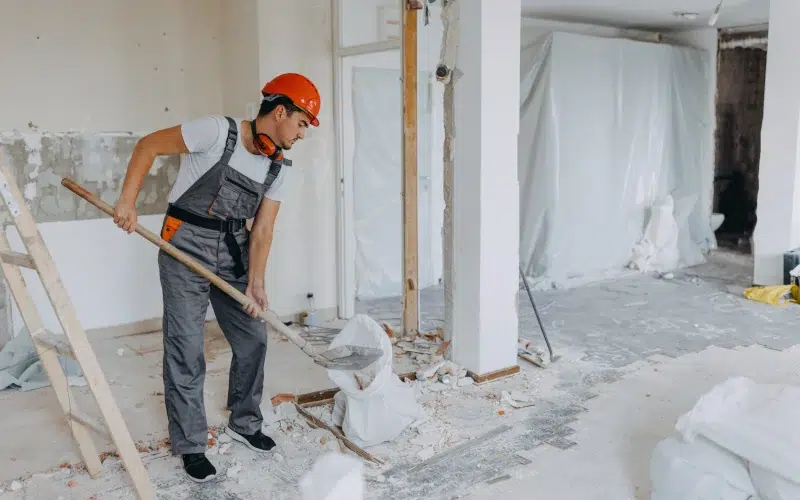 Appartement parisien après nettoyage fin de chantier, sols décapés et vitres impeccables avant livraison