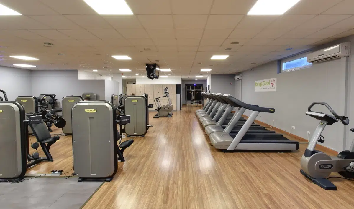Technicien Nova Hélios désinfectant une salle de sport parisienne avec produit biocide certifié